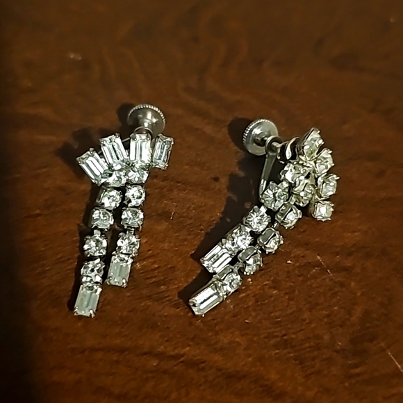 Vintage 1960''s Weiss Rhinestones & Baguette Screw-on Earrings, Silvertone - Picture 2 of 4